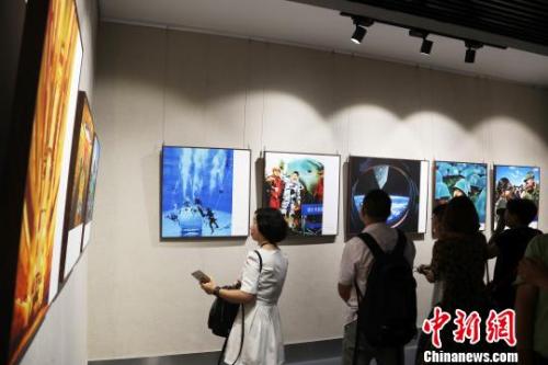 本次展覽由中共南昌市委宣傳部、南昌市文聯(lián)、江西省攝影家協(xié)會承辦，持續(xù)至2017年8月5日，市民可前往免費參觀?！⒄祭?攝