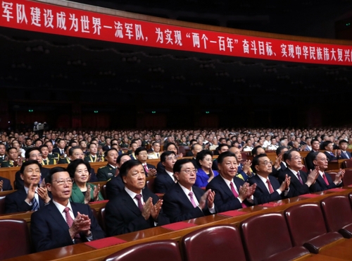 7月28日，慶祝中國人民解放軍建軍90周年文藝晚會《在黨的旗幟下》在北京人民大會堂舉行。中共中央總書記、國家主席、中央軍委主席習(xí)近平和李克強、張德江、俞正聲、劉云山、王岐山、張高麗等黨和國家領(lǐng)導(dǎo)人，與首都3000多名各界群眾一起觀看演出。