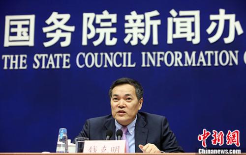 7月31日，國務(wù)院新聞辦在北京舉行新聞發(fā)布會，介紹2017年上半年中國對外經(jīng)貿(mào)運(yùn)行情況，商務(wù)部副部長錢克明出席會議。 <a target='_blank' href='http://www.chinanews.com/'>中新社</a>記者 楊可佳 攝