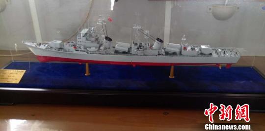 “南昌艦”艦身呈現(xiàn)海軍灰，132米長(zhǎng)、12.8米寬、29.8米高。圖為“南昌艦”船模，7月31日攝?！⊥鮿?攝