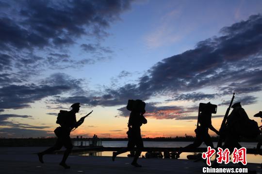 建軍雕塑廣場這些形態(tài)各異的雕塑，展現(xiàn)了90年前起義軍有序地在牛行車站集結(jié)的場景。　記者 華山 攝