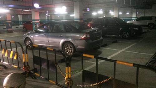 圖說(shuō)：售樓處的地下車庫(kù)，保安人員架設(shè)鐵馬隔離欄，小區(qū)業(yè)主不可在此區(qū)域停車。戴天驕 攝