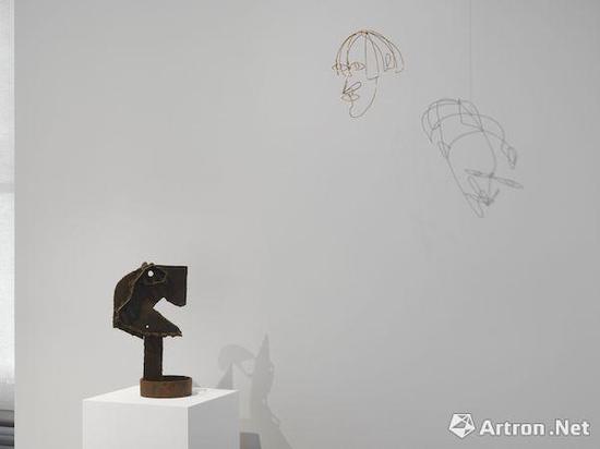 “亞歷山大·考爾德 / 大衛(wèi)·史密斯”（Alexander Calder / David Smith）對話展現(xiàn)場，左為大衛(wèi)·史密斯肖像作品，右為亞歷山大·考爾德肖像作品。? Calder Foundation， New York / 2017， ProLitteris， Zurich Courtesy of the Foundation and Hauser & Wirth ? The Estate of David Smith Courtesy of the Estate and Hauser & Wirth