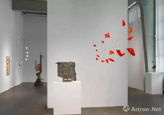 豪瑟沃斯蘇黎世展覽‘亞歷山大·考爾德 / 大衛(wèi)·史密斯’（Alexander Calder / David Smith）現(xiàn)場圖。? 考爾德基金會，紐約 / 2017 ProLitteris，蘇黎世，大衛(wèi)·史密斯藝術資產，圖片：大衛(wèi)·史密斯藝術資產，考爾德基金會，豪瑟沃斯
