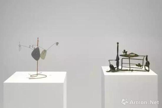 豪瑟沃斯蘇黎世展覽‘亞歷山大·考爾德 / 大衛(wèi)·史密斯’（Alexander Calder / David Smith）現(xiàn)場圖。? 考爾德基金會，紐約 / 2017 ProLitteris，蘇黎世，大衛(wèi)·史密斯藝術資產，圖片：大衛(wèi)·史密斯藝術資產，考爾德基金會，豪瑟沃斯