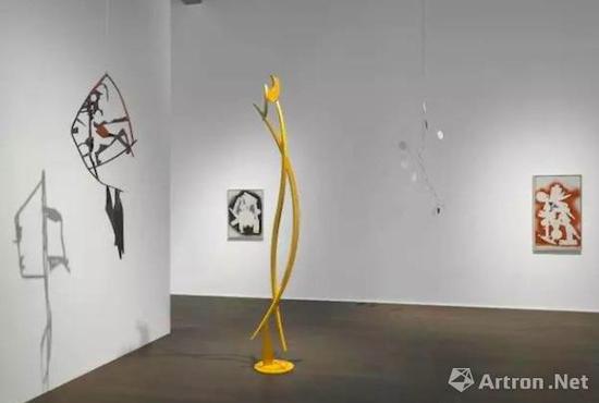 豪瑟沃斯蘇黎世展覽‘亞歷山大·考爾德 / 大衛(wèi)·史密斯’（Alexander Calder / David Smith）現(xiàn)場圖。? 考爾德基金會，紐約 / 2017 ProLitteris，蘇黎世，大衛(wèi)·史密斯藝術資產，圖片：大衛(wèi)·史密斯藝術資產，考爾德基金會，豪瑟沃斯