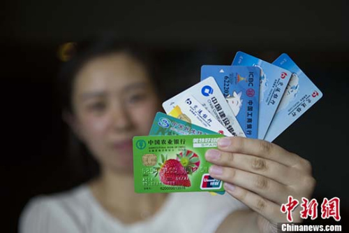 民眾展示銀行卡。 <a target='_blank' href='http://www.chinanews.com/'>中新社</a>記者 張?jiān)?攝 