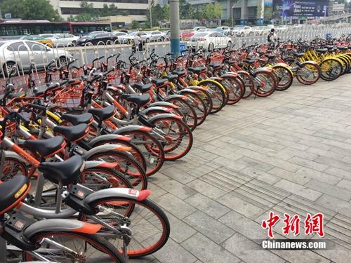 資料圖：路邊停放著多種共享單車。<a target='_blank' href='http://www.chinanews.com/' >中新網(wǎng)</a> 吳濤 攝
