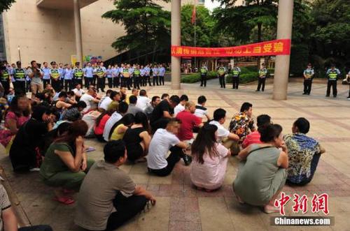 資料圖：南寧1300警力凌晨突擊，拉網(wǎng)式清查250余個傳銷窩點 。玉犇 攝