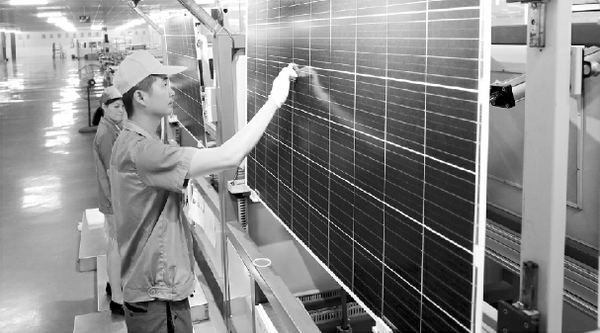 安徽滁州一家企業(yè)的太陽能電板生產(chǎn)流水線上，工人們對產(chǎn)品進行檢測。  新華社發(fā)