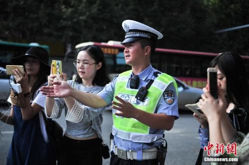 資料圖：昆明交警網(wǎng)絡直播執(zhí)法，邀請網(wǎng)友圍觀。 <a target='_blank' href='http://www.chinanews.com/'>中新社</a>記者 劉冉陽 攝