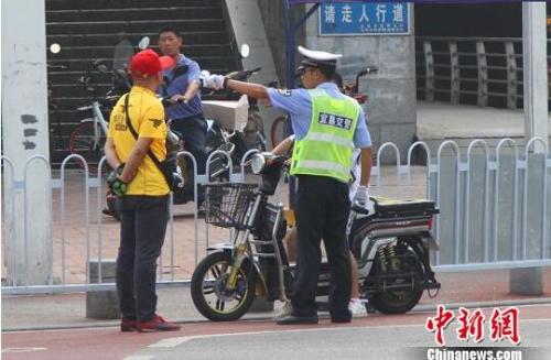 資料圖：湖北宜昌50名外賣小哥在交警帶領下勸導交通。 朱華剛 攝