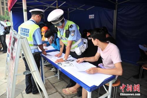 資料圖：昆明市交警支隊設點推行整治非機動車違法新模式》。<a target='_blank' href='http://www.chinanews.com/'>中新社</a>記者 劉冉陽 攝