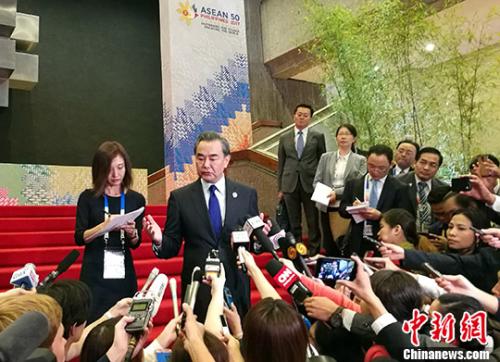 中國(guó)外交部長(zhǎng)王毅8月6日在菲律賓馬尼拉出席中國(guó)-東盟外長(zhǎng)會(huì)后，舉行中外媒體吹風(fēng)會(huì)。 <a target='_blank' href='http://www.chinanews.com/'>中新社</a>記者 關(guān)向東 攝