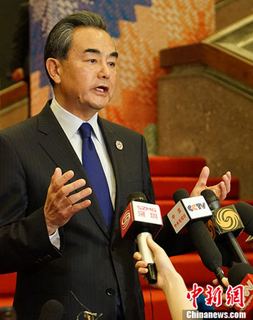 中國(guó)外交部長(zhǎng)王毅8月6日在菲律賓馬尼拉出席中國(guó)-東盟外長(zhǎng)會(huì)后，舉行中外媒體吹風(fēng)會(huì)。 <a target='_blank' href='http://www.chinanews.com/'>中新社</a>記者 關(guān)向東 攝