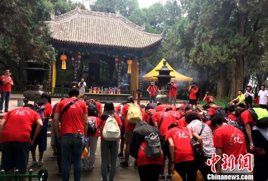 兩岸青年學生在古柏環(huán)繞的黃帝陵前，通過行鞠躬禮等傳統(tǒng)禮儀，表達對人文始祖軒轅黃帝的崇敬之情?！埥鸫?攝