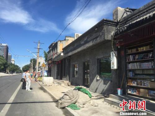 在整治“開墻打洞”亂象的基礎(chǔ)上，北京的老城區(qū)同步進(jìn)行著升級(jí)改造。圖為阜成門內(nèi)大街正在進(jìn)行整治?！≡?攝