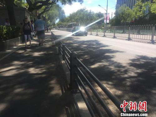 已有700年歷史的阜成門內(nèi)大街，將于今年10月完成一期工程改造。圖為阜成門內(nèi)大街正在進(jìn)行整治，增設(shè)了護(hù)欄，以隔離機(jī)動(dòng)車與非機(jī)動(dòng)車道?！≡?攝