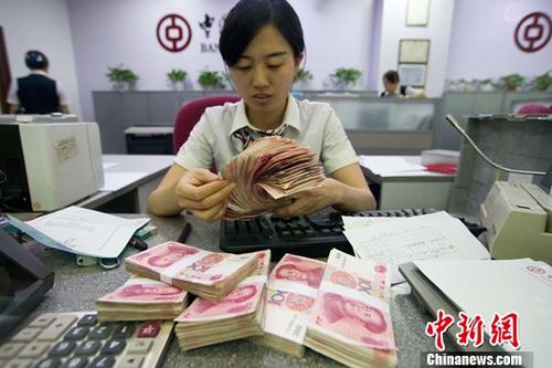 7月12日，山西太原，銀行工作人員清點(diǎn)貨幣。當(dāng)日，中國央行公布最新貨幣信貸數(shù)據(jù)顯示，6月末，中國廣義貨幣（M2）同比增長9.4%，增速分別比上月末和上年同期低0.2個(gè)和2.4個(gè)百分點(diǎn)，再次刷新有統(tǒng)計(jì)以來的歷史新低。中國央行調(diào)查統(tǒng)計(jì)司司長阮健弘對(duì)此表示，M2增速下降是金融體系降低內(nèi)部杠桿的客觀結(jié)果，要客觀看待M2增速放緩。 <a target='_blank' href='http://www.chinanews.com/'>中新社</a>記者 張?jiān)?攝