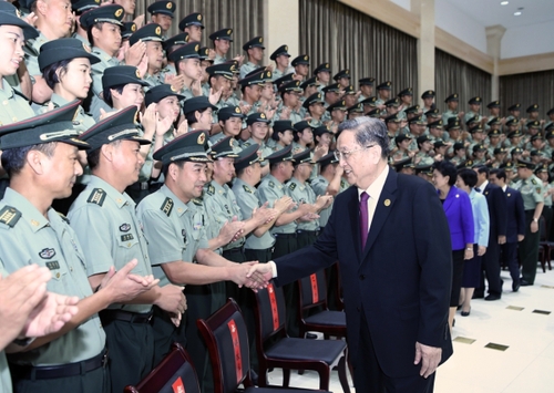 8月7日，中共中央政治局常委、全國(guó)政協(xié)主席、中央代表團(tuán)團(tuán)長(zhǎng)俞正聲率代表團(tuán)部分成員分別赴內(nèi)蒙古軍區(qū)、武警內(nèi)蒙古總隊(duì)、武警內(nèi)蒙古森林總隊(duì)慰問(wèn)，并會(huì)見自治區(qū)政法干警代表。這是俞正聲會(huì)見內(nèi)蒙古軍區(qū)指戰(zhàn)員。