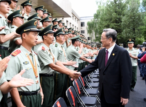 8月7日，中共中央政治局常委、全國(guó)政協(xié)主席、中央代表團(tuán)團(tuán)長(zhǎng)俞正聲率代表團(tuán)部分成員分別赴內(nèi)蒙古軍區(qū)、武警內(nèi)蒙古總隊(duì)、武警內(nèi)蒙古森林總隊(duì)慰問(wèn)，并會(huì)見自治區(qū)政法干警代表。這是俞正聲會(huì)見武警內(nèi)蒙古森林總隊(duì)官兵。