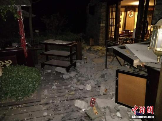一間在地震中受損的房屋。 圖片來(lái)源：阿壩消防