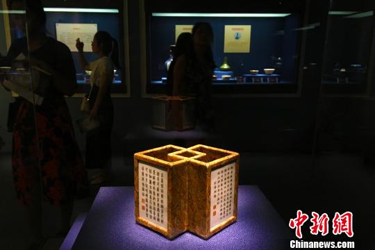 安徽展出百余件景德鎮(zhèn)窯皇家瓷器乾隆御用筆筒受關注