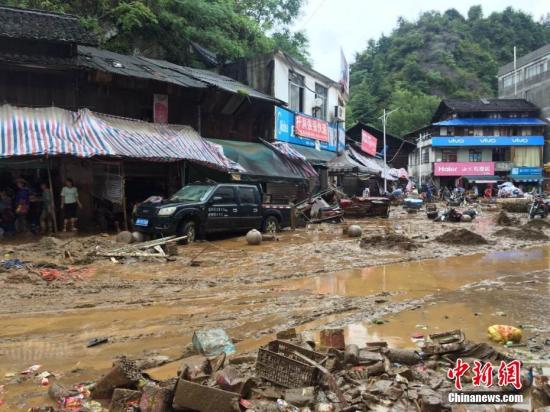 8月12日7時(shí)許，受強(qiáng)降雨影響，廣西柳州市融水苗族自治縣桿洞鄉(xiāng)桿洞村河段水位暴漲，超警戒水位0.97米洪水。洪水來勢洶洶，涌入當(dāng)?shù)卣诮值溃瑢?dǎo)致部分商鋪、住房被淹，一些未來得及轉(zhuǎn)移車輛被沖走。據(jù)融水官方介紹，當(dāng)天7時(shí)許，桿洞村河段水位上漲至491米，僅僅十分鐘后暴漲至492.3米(警戒水位492米)。山洪暴發(fā)后，當(dāng)?shù)厮蛔罡邼q至492.97米。由于洪水來得突然，許多受災(zāi)戶來不及搬離東西，街上多輛汽車被洪水沖走。7時(shí)35分，當(dāng)?shù)卣畣泳o急預(yù)案、成立抗洪救災(zāi)組，迅速組織沿河群眾撤離，至7時(shí)50分左右已全部安全撤離，暫無人員傷亡報(bào)告。目前，該鄉(xiāng)仍有零星小雨，河水水位已回落至警戒水位以內(nèi)，當(dāng)...