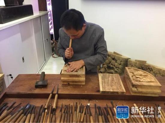 　　用于木雕的雕刻刀有80多把，沒把大小和功能都不同，木雕正是這樣“方寸之間見乾坤”的精細(xì)活兒。新華社記者 張夢潔 攝