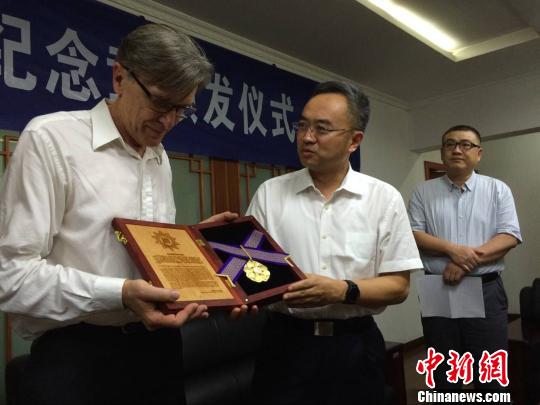 國際友人約翰·馬吉之孫克里斯·馬吉獲頒紫金草國際和平紀念章。南京大屠殺遇難同胞紀念館供圖