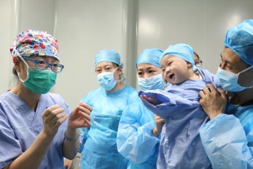 上海市第一婦嬰保健院生殖中心，醫(yī)務(wù)人員向“回家探親”的試管嬰兒家庭展示胚胎保存過(guò)程。周冠伶/攝