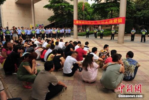 資料圖：2017年6月，南寧1300警力凌晨突擊，拉網(wǎng)式清查250余個(gè)傳銷窩點(diǎn)。玉犇 攝 