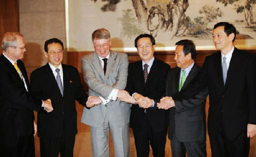 2008年7月10日，第六輪六方會(huì)談第二次會(huì)間團(tuán)長(zhǎng)會(huì)在北京釣魚臺(tái)芳菲苑開幕。左四為時(shí)任中國(guó)代表團(tuán)團(tuán)長(zhǎng)武大偉。（新華社發(fā)）