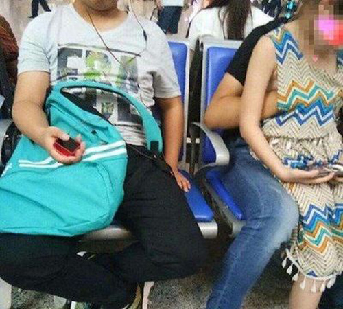 南京南站成年男子公然猥褻未成年少女。(圖片來源：微博截圖) 