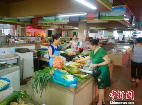 資料圖：民眾正在菜場挑選蔬菜水果?！≮w侃一 攝