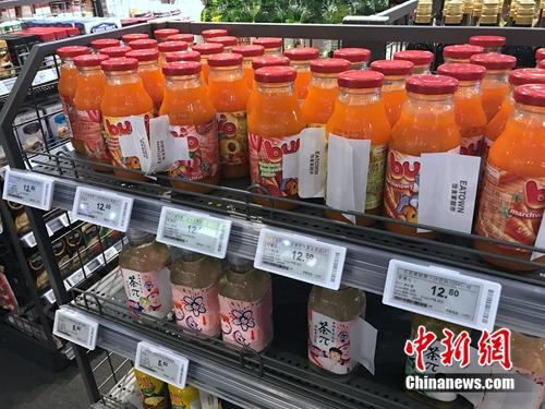 無(wú)人超市所售商品中，飲料居多。<a target='_blank' href='http://www.chinanews.com/' >中新網(wǎng)</a> 吳濤 攝