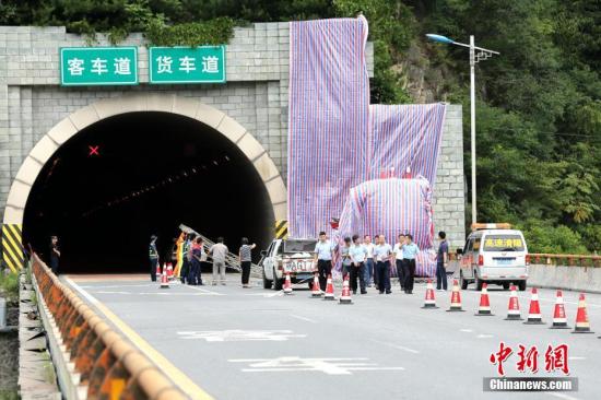 8月10日晚23時許，一輛牌號為豫C88858號的客車自成都駛往洛陽，途經京昆高速公路安康段秦嶺一號隧道南口，撞向隧道口發(fā)生交通事故。目前已造成36人死亡13人受傷，傷者已送往當地醫(yī)院救治，事故調查工作正在進行中。張遠 攝