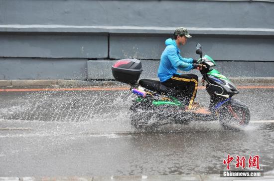 8月17日，遼寧沈陽，市民在雨中出行。<a target='_blank' href='http://www.chinanews.com/'>中新社</a>記者 于海洋 攝