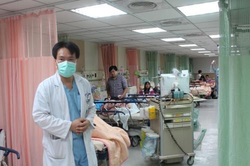 嘉義基督教醫(yī)院急診部上月出現(xiàn)4、50次滿載，急診部主任劉中賢(左)今天呼吁民眾落實(shí)檢傷分流，勿把急診當(dāng)門診看。
