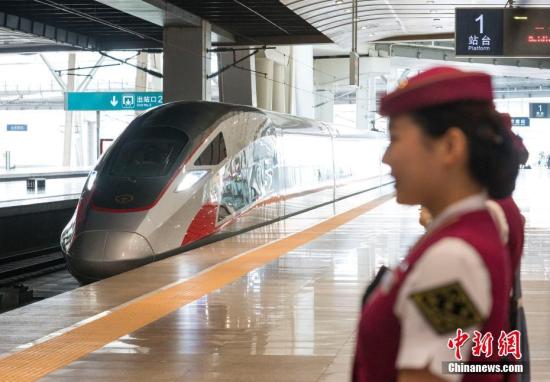 6月26日，具有完全自主知識產(chǎn)權(quán)的中國標(biāo)準動車組“復(fù)興號”在京滬高鐵正式雙向首發(fā)。<a target='_blank' href='http://www.chinanews.com/'>中新社</a>記者 侯宇 攝