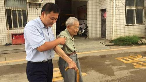 9旬老人上公交見人就給錢 暖心司機(jī)開車送他回家
