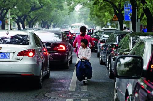 上下班高峰路段，北京的道路時常出現(xiàn)擁堵。攝影/中國新聞周刊記者 韓海丹