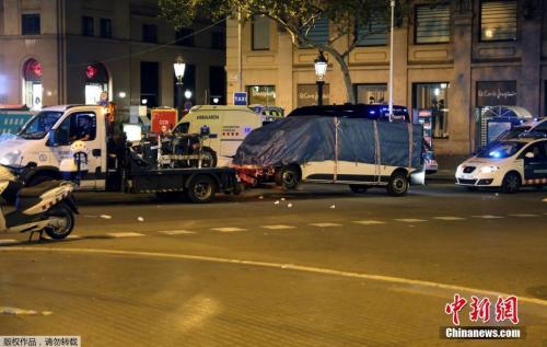 當?shù)貢r間8月17日，西班牙巴塞羅那發(fā)生撞人事件，肇事車輛被拖走