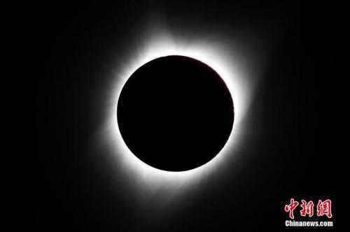 當(dāng)?shù)貢r間8月21日11時，在美國懷俄明州大提頓國家公園拍攝的日全食景觀。此次日食在地球表面形成寬約113公里的日全食帶，自西北向東南貫穿美國本土，美國14個州可觀測到日全食。 <a target='_blank' href='http://www.chinanews.com/'>中新社</a>發(fā) 白繼開 攝