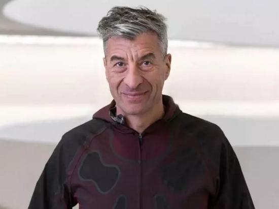 圖為Maurizio Cattelan，圖片來自guggenheim，版權(quán)屬于原作者
