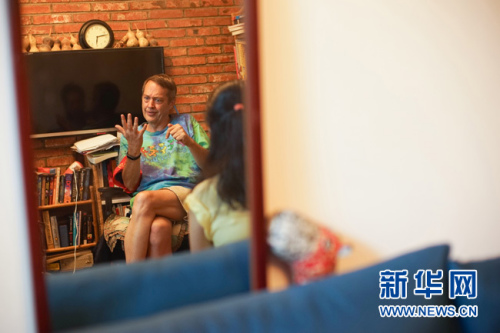 8月23日，62歲的美國(guó)大爺高天瑞(Terry crossman)的北京胡同的家中接受新華網(wǎng)專訪。近日，因?yàn)樵谝欢巍拔鞒谴髬尅钡男麄饕曨l中出鏡，老高成為了新晉網(wǎng)紅。視頻中，老高通過一系列什剎海治安志愿活動(dòng)獲得了“西城大媽”的“紅袖章”而被網(wǎng)友戲稱為“西城‘洋’大媽”。新華網(wǎng)發(fā) 王鐘毅攝