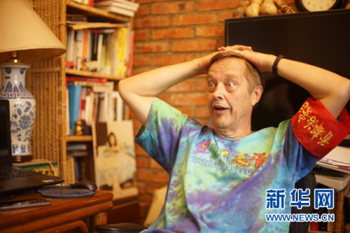 8月23日，62歲的美國(guó)大爺高天瑞(Terry crossman)的北京胡同的家中接受新華網(wǎng)專訪。近日，因?yàn)樵谝欢巍拔鞒谴髬尅钡男麄饕曨l中出鏡，老高成為了新晉網(wǎng)紅。視頻中，老高通過一系列什剎海治安志愿活動(dòng)獲得了“西城大媽”的“紅袖章”而被網(wǎng)友戲稱為“西城‘洋’大媽”。新華網(wǎng)發(fā) 王鐘毅攝
