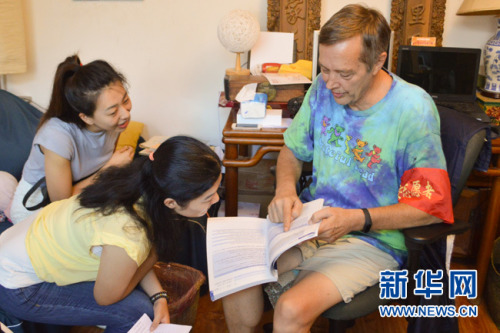 8月23日，62歲的美國(guó)大爺高天瑞(Terry crossman)的北京胡同的家中與新華網(wǎng)記者分享學(xué)習(xí)中文的經(jīng)驗(yàn)。近日，因?yàn)樵谝欢巍拔鞒谴髬尅钡男麄饕曨l中出鏡，老高成為了新晉網(wǎng)紅。視頻中，老高通過一系列什剎海治安志愿活動(dòng)獲得了“西城大媽”的“紅袖章”而被網(wǎng)友戲稱為“西城‘洋’大媽”。新華網(wǎng)發(fā) 王鐘毅攝