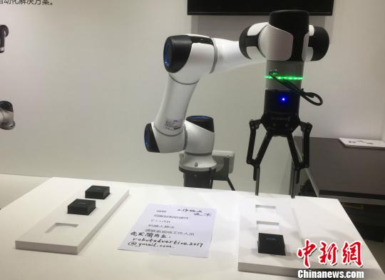 本屆展會(huì)上，“人機(jī)協(xié)作”成為熱點(diǎn)之一。圖為HRG自主研發(fā)的輕型柔性機(jī)械臂首次亮相。與傳統(tǒng)機(jī)械臂的“大個(gè)子”不同，這款新型機(jī)器臂小巧靈活，能與人一起工作，一旦接觸到人，會(huì)立即自動(dòng)停止，保障工作者的安全。　曾鼐 攝