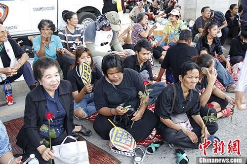 8月25日，逾千名支持者聚集在泰國(guó)最高法院外圍馬路高架橋下聲援前總理英拉。 <a target='_blank' href='http://www.chinanews.com/'>中新社</a>記者 王國(guó)安 攝